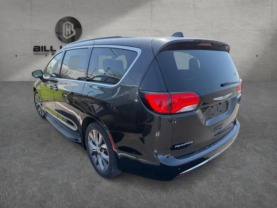 Used 2019 Chrysler Pacifica Limited w/ Tire & Wheel Group FWD image 2