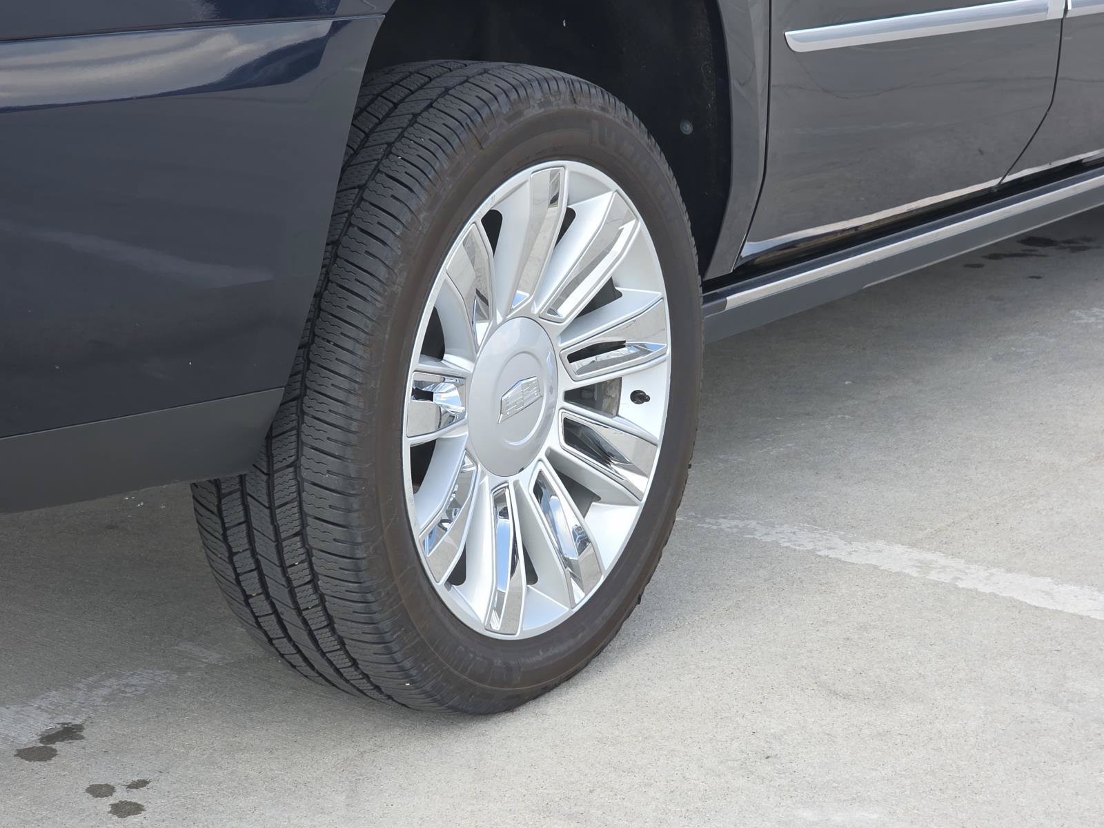 Used 2020 Cadillac Escalade ESV Platinum AWD/4WD image 12