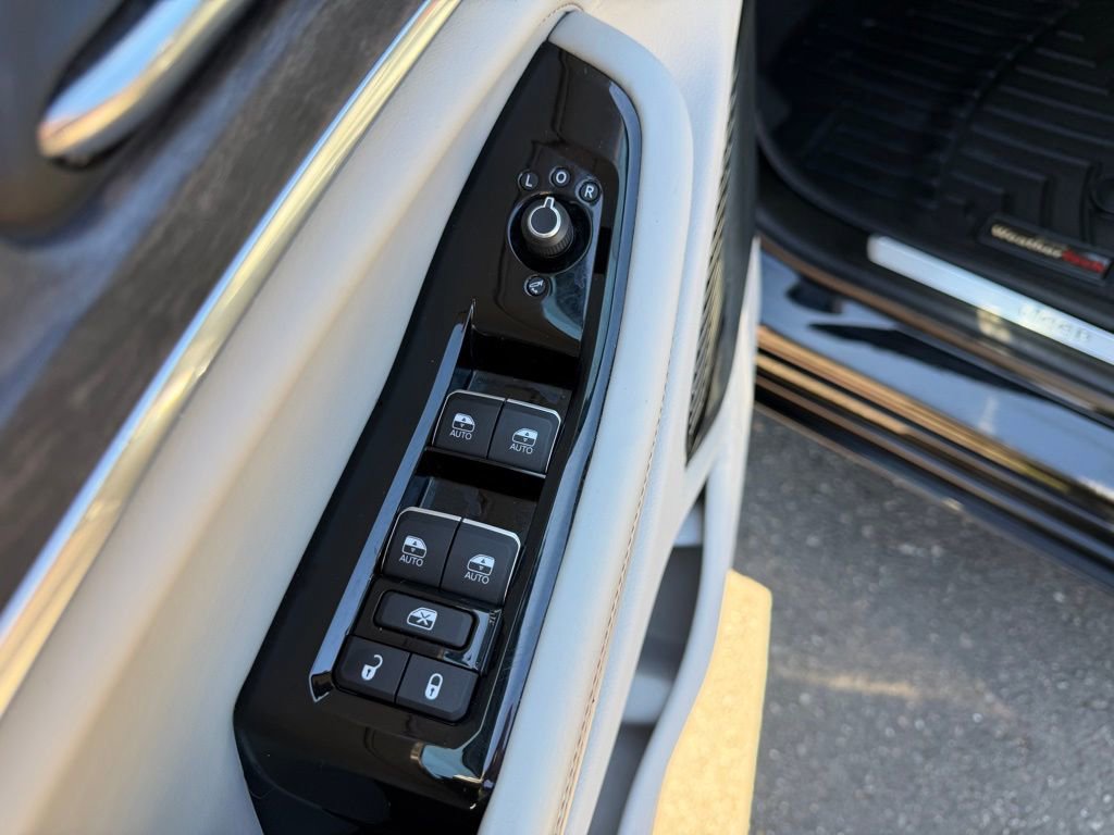Used 2022 Jeep Grand Cherokee L Overland w/ Luxury Tech Group IV AWD/4WD image 13