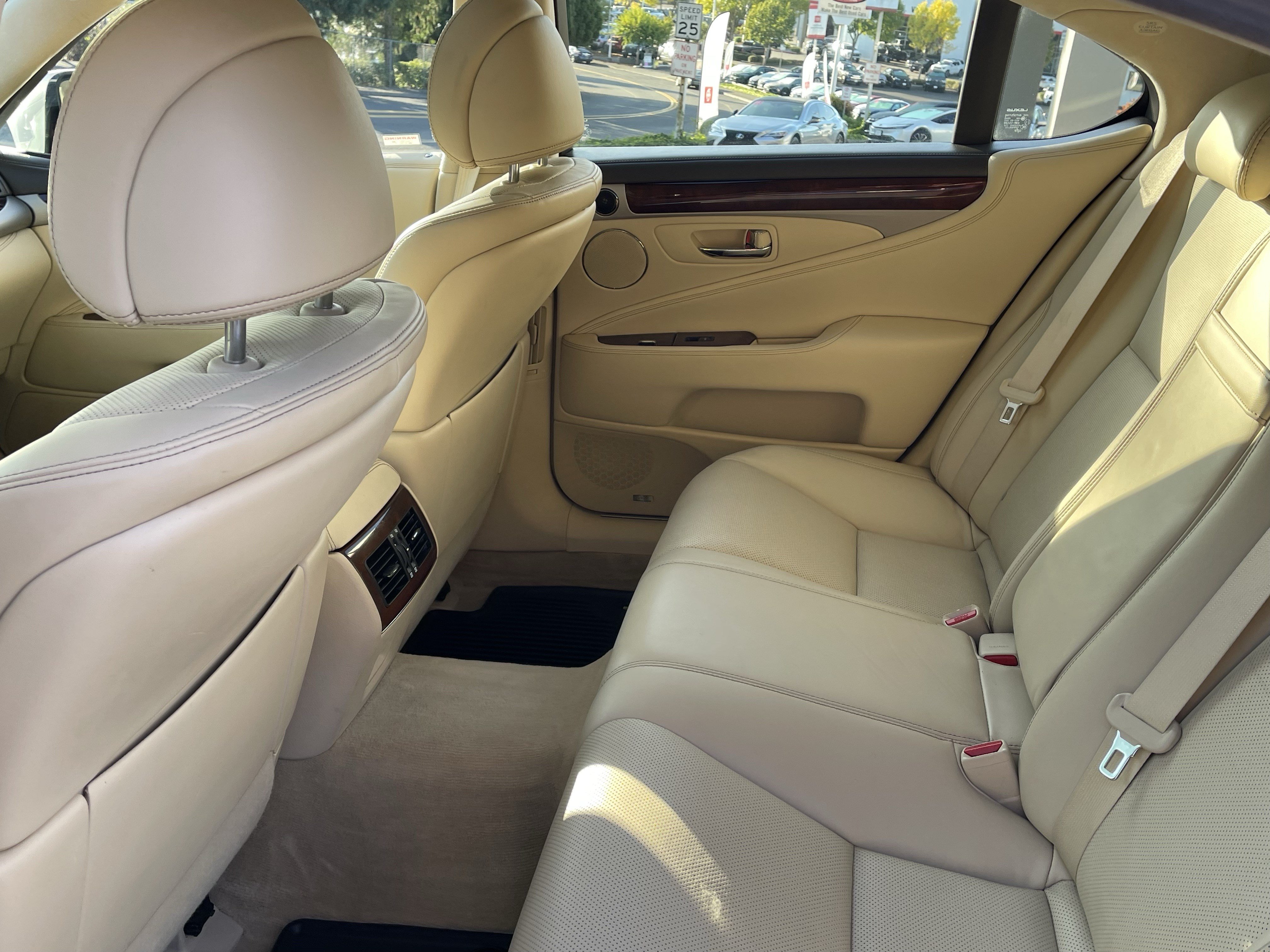 Used 2016 Lexus LS 460 AWD w/ Comfort Package image 12