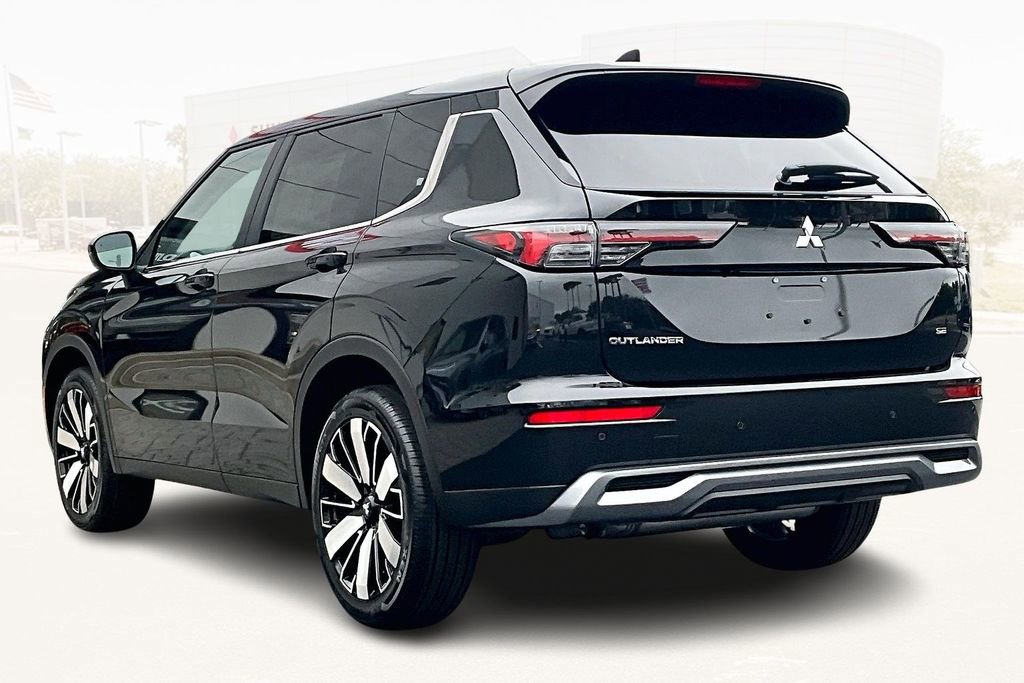 New 2025 Mitsubishi Outlander SE image 3