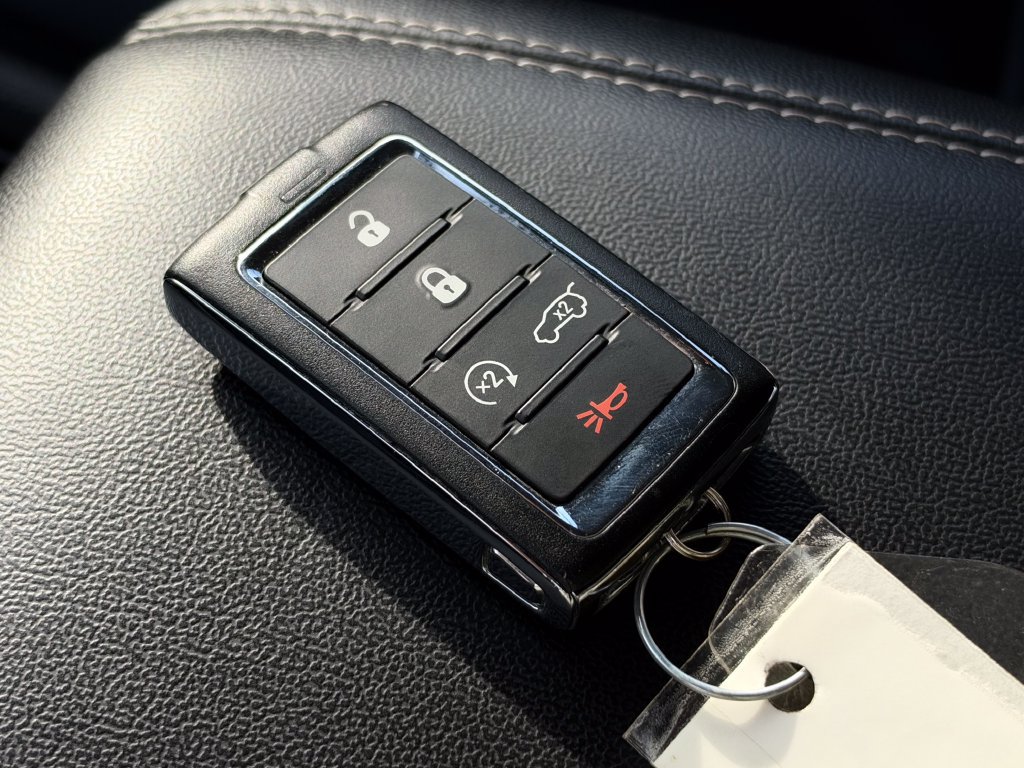 Used 2023 Jeep Grand Cherokee Limited w/ Black Appearance Package AWD/4WD image 34