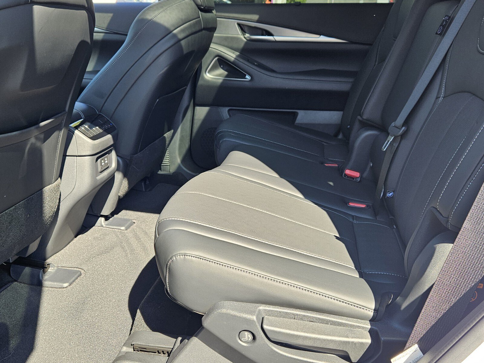 Used 2026 INFINITI QX60 Luxe w/ Cargo Package FWD image 12