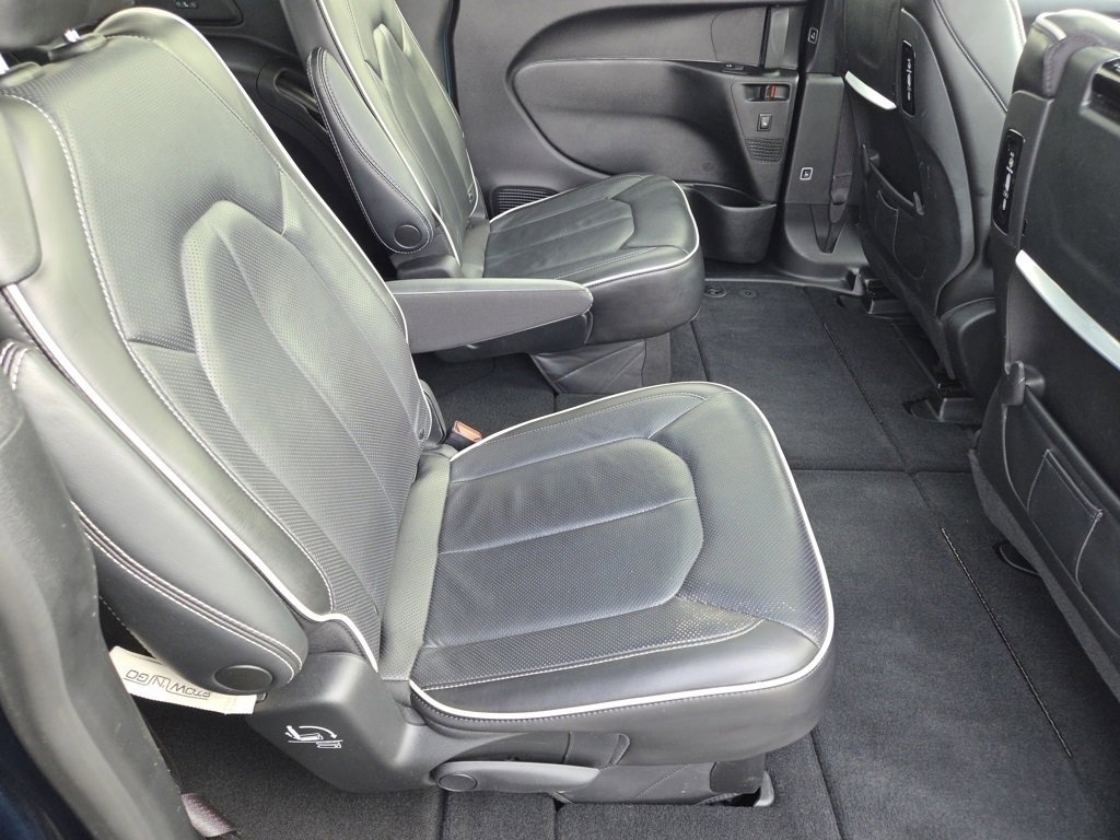 Used 2023 Chrysler Pacifica Limited w/ Uconnect Theater Family Group image 32