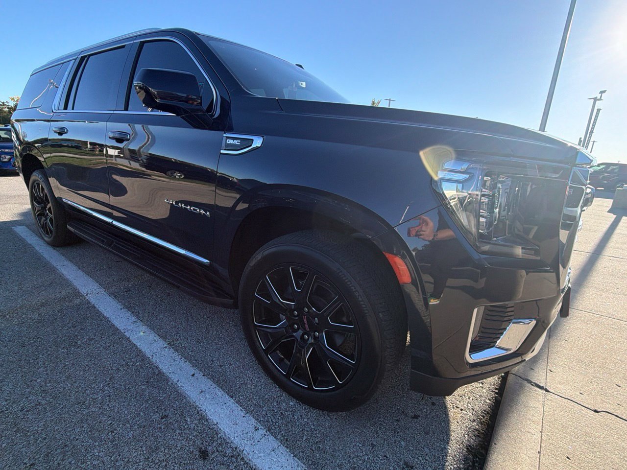 Used 2023 GMC Yukon XL SLT AWD/4WD image 1