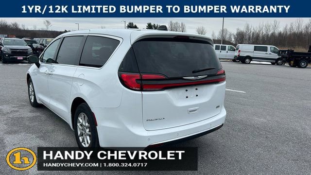 Used 2024 Chrysler Pacifica Touring-L FWD image 5