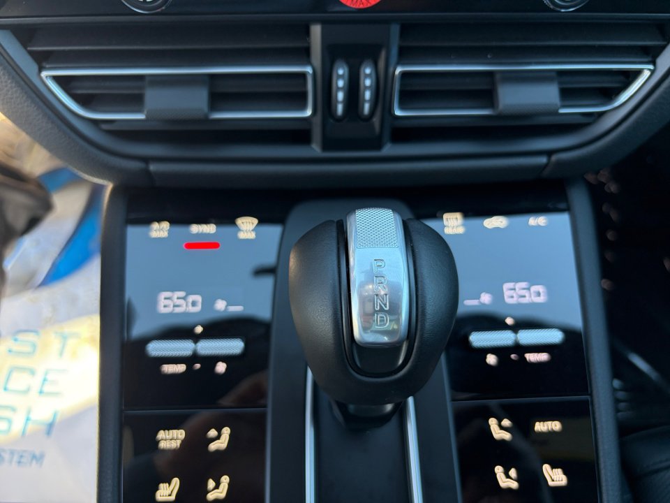 Certified 2025 Porsche Macan image 25