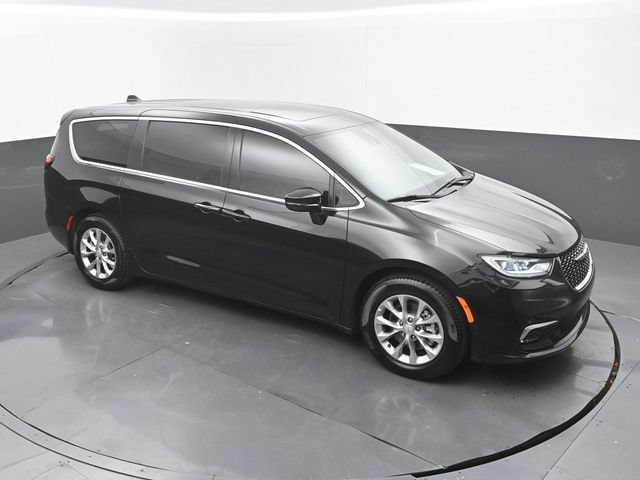 Used 2026 Chrysler Pacifica Limited FWD image 28