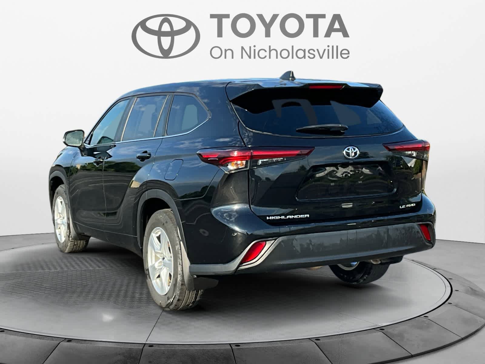 Used 2024 Toyota Highlander LE AWD/4WD image 4