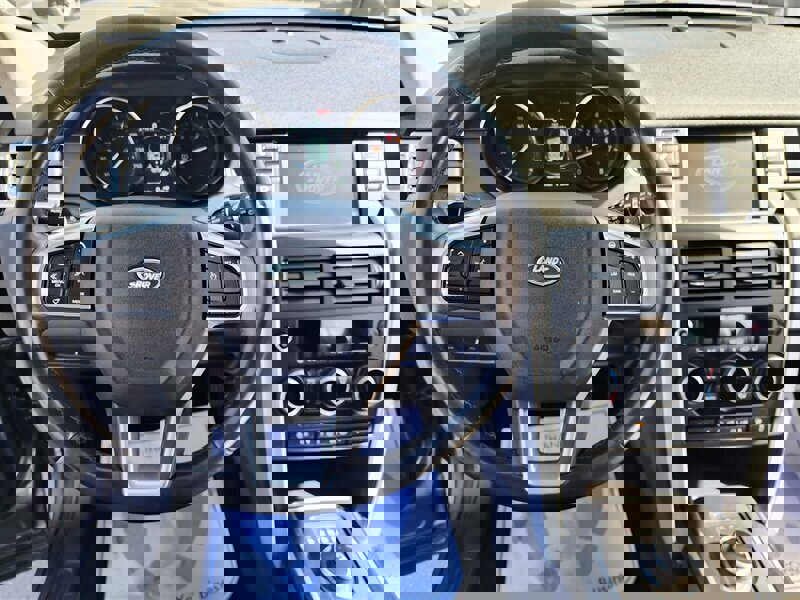 Used 2019 Land Rover Discovery Sport SE image 18