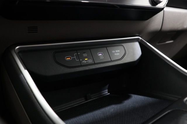 Used 2025 Kia Carnival image 28