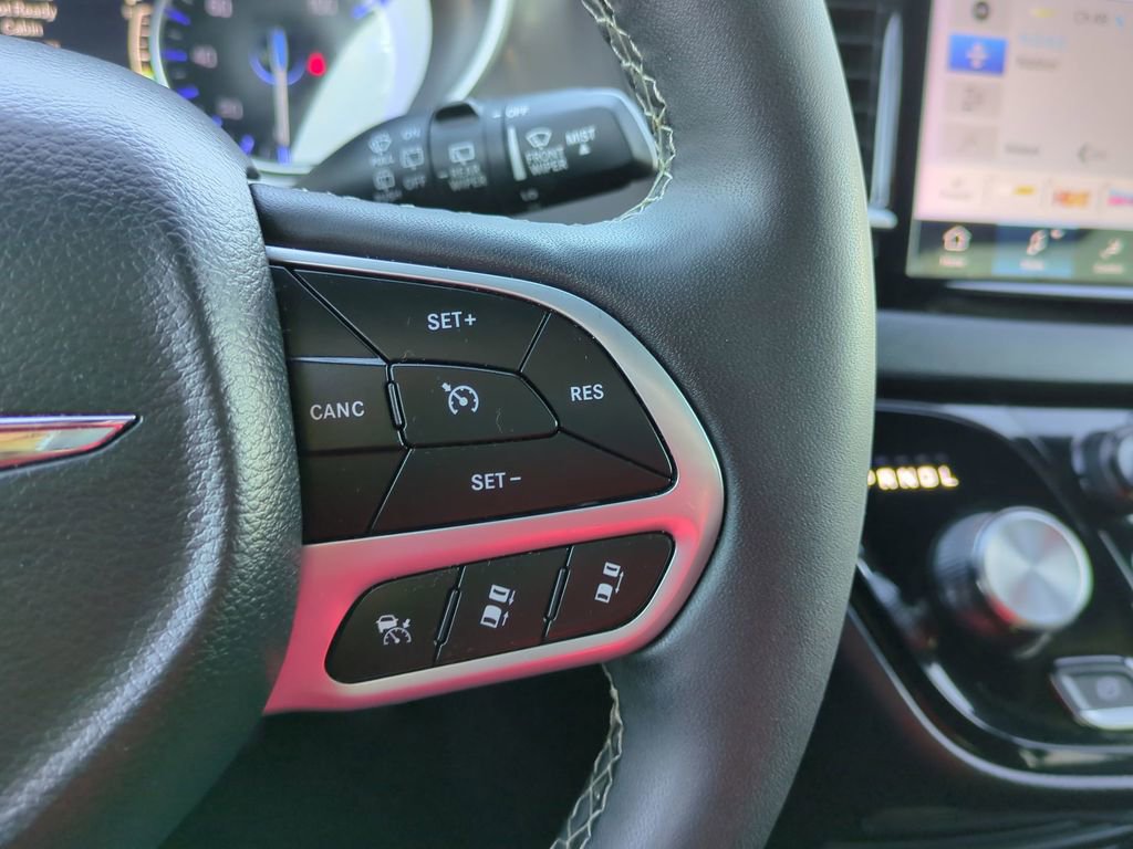 Used 2025 Chrysler Pacifica Select image 27