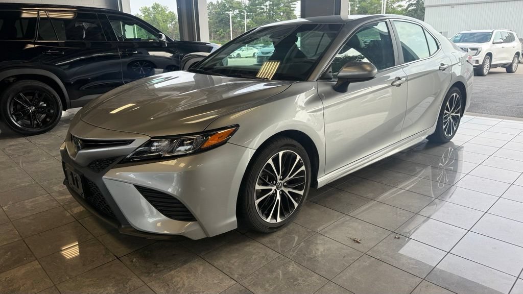 Used 2018 Toyota Camry SE FWD image 2