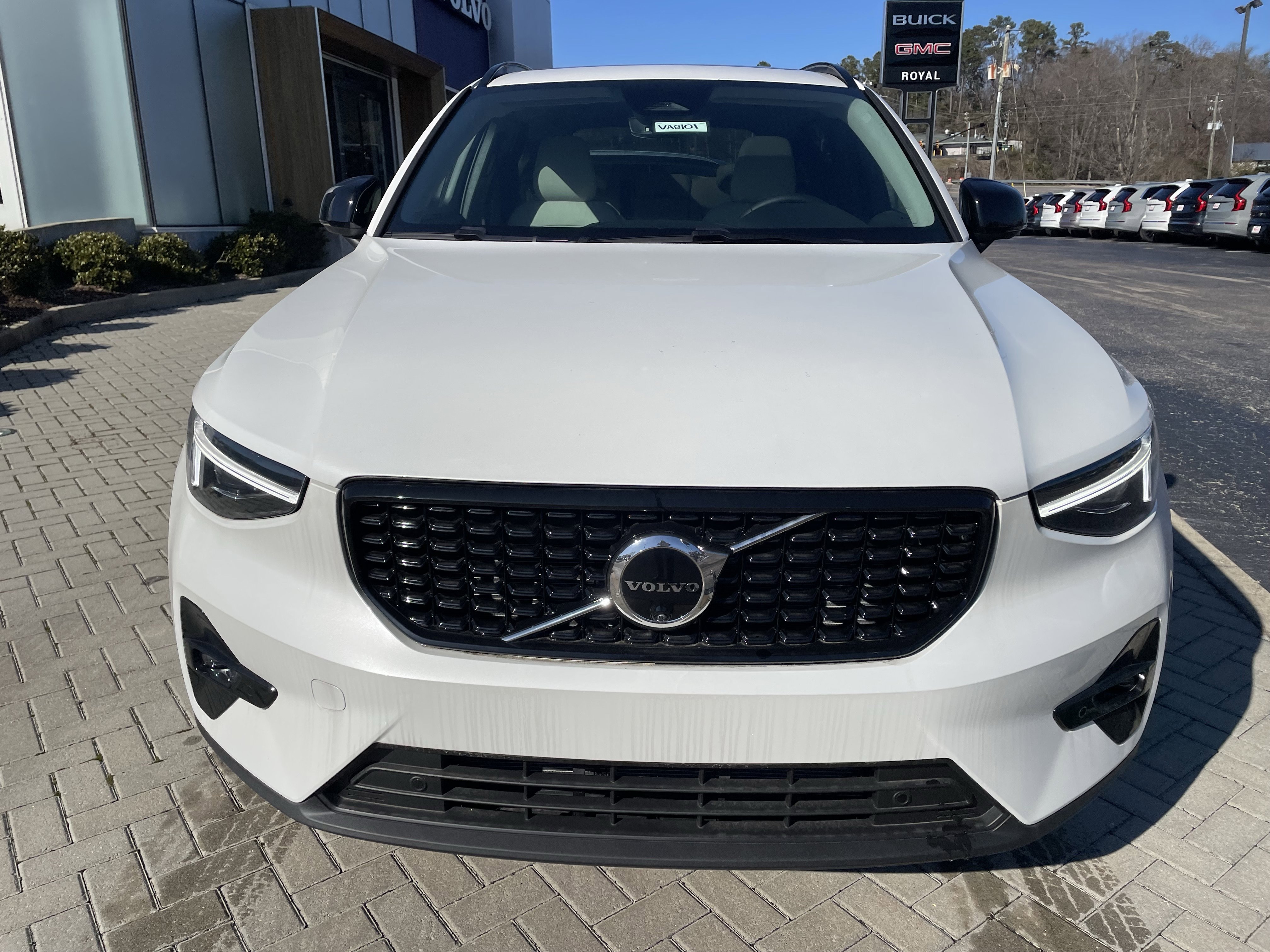 New 2026 Volvo XC40 B5 Ultra w/ Protection Package Premier image 2