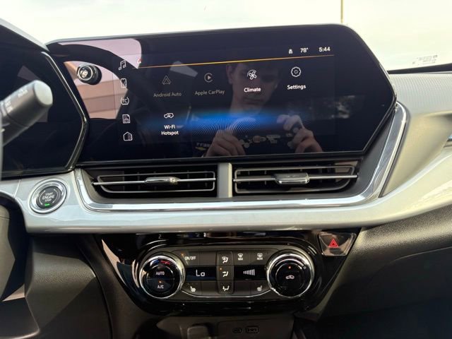 New 2026 Chevrolet Trax LT w/ Sunroof Package FWD image 18
