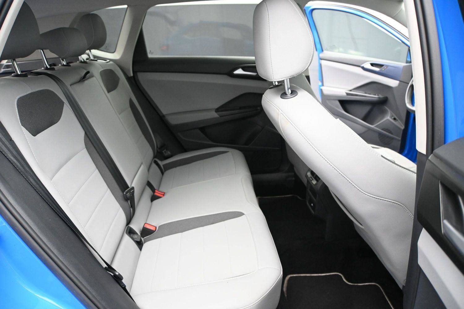 Used 2023 Volkswagen Taos SE w/ Panoramic Sunroof Package AWD/4WD image 19