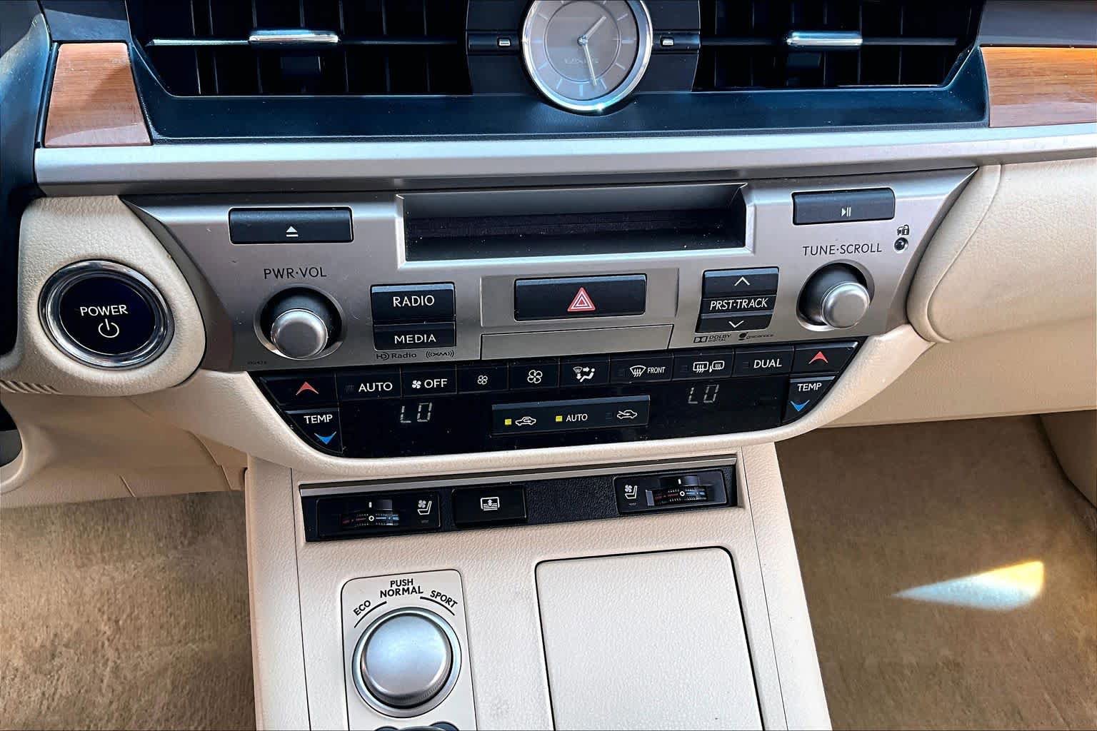 Used 2015 Lexus ES 300h w/ Navigation System Package FWD image 32