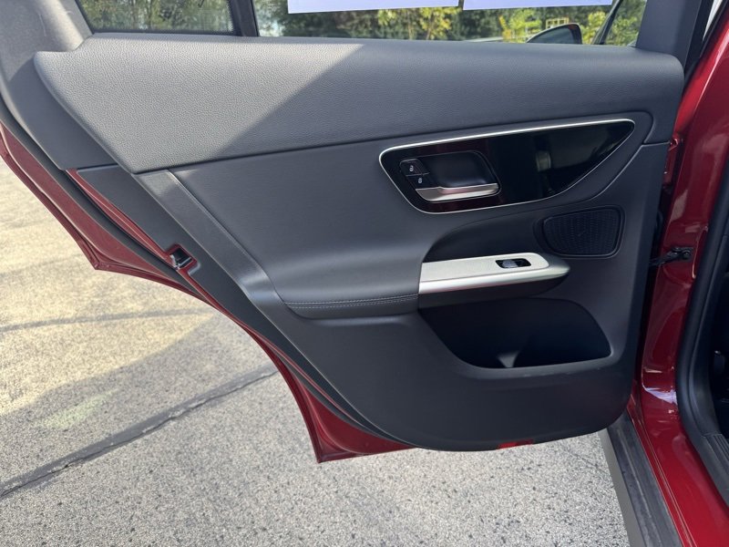 Used 2025 Mercedes-Benz GLC 350e 4MATIC image 37