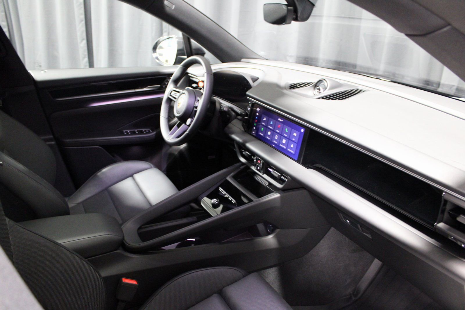 Certified 2025 Porsche Macan Electric image 28