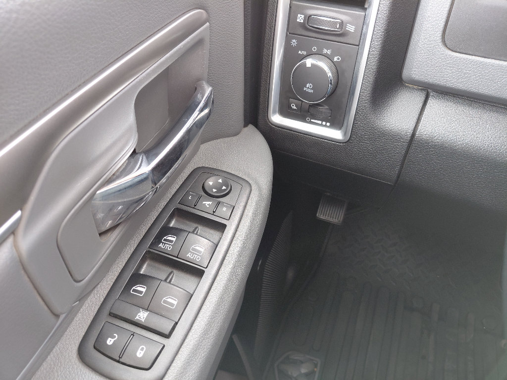 Used 2018 RAM 1500 SLT AWD/4WD image 18