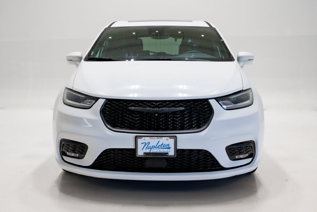 Used 2022 Chrysler Pacifica Limited w/ Uconnect Theater Family Group FWD image 4