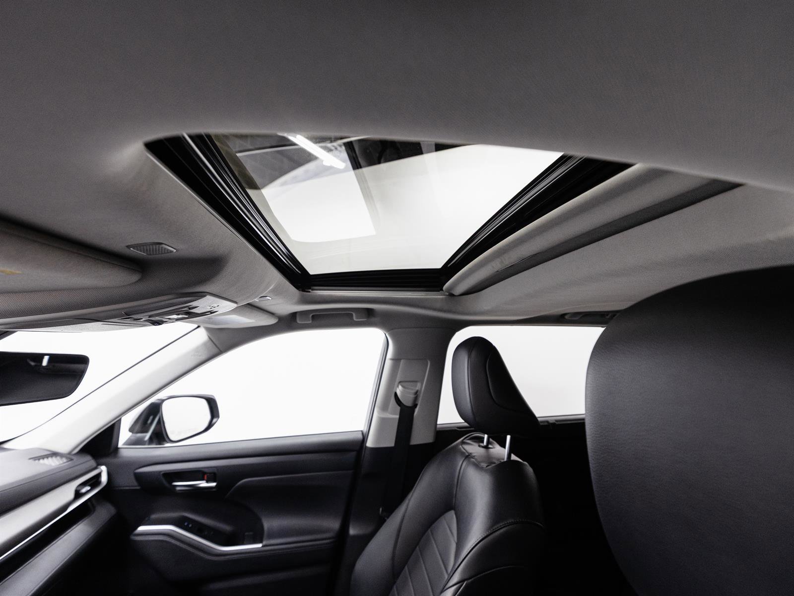 Certified 2023 Toyota Highlander XLE image 5