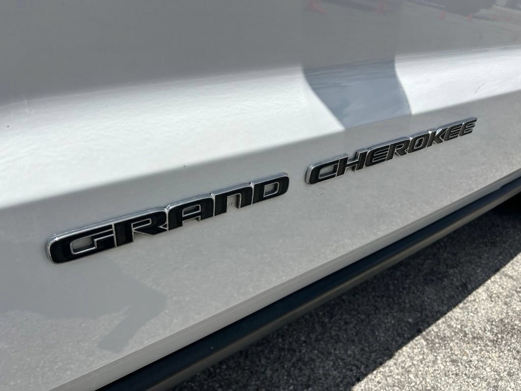 Used 2019 Jeep Grand Cherokee Laredo RWD image 19