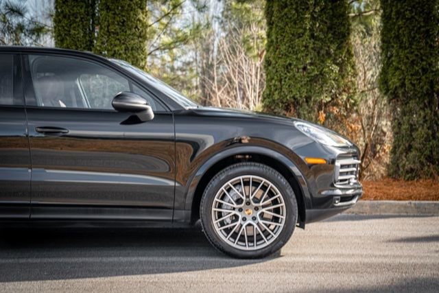 Used 2022 Porsche Cayenne Platinum Edition image 11