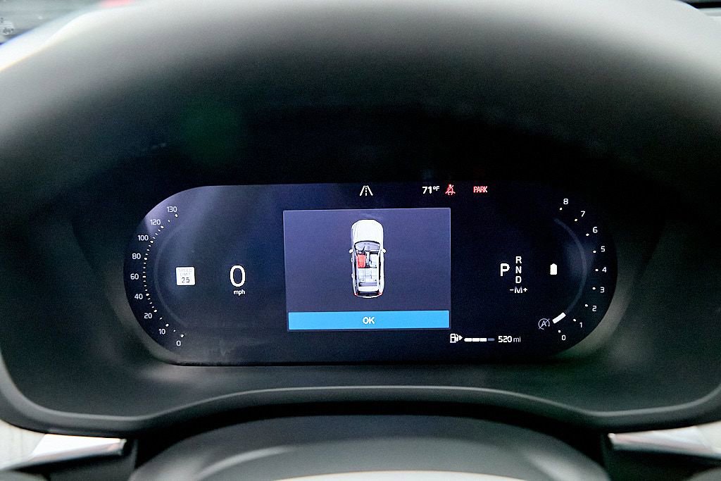 Certified 2025 Volvo XC60 B5 Plus AWD/4WD image 29