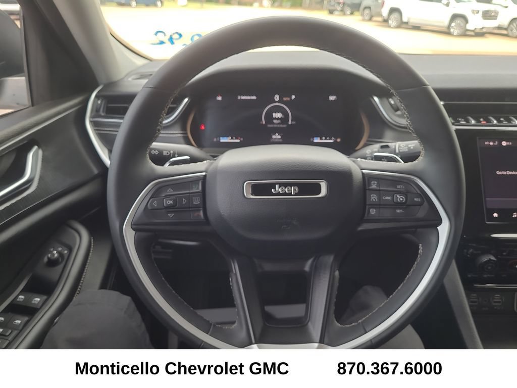 Used 2023 Jeep Grand Cherokee Laredo w/ Luxury Tech Group I AWD/4WD image 15