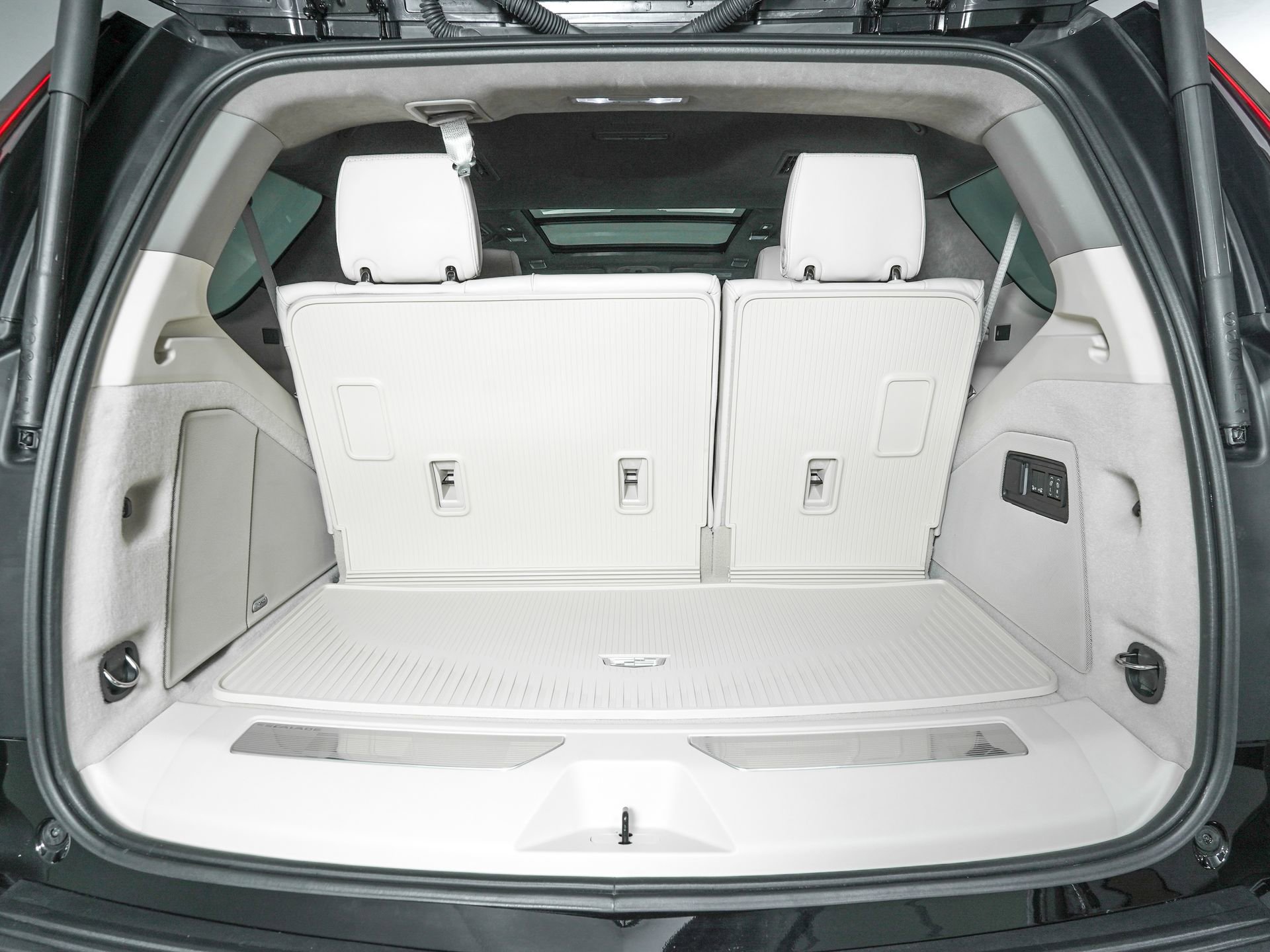 Used 2026 Cadillac Escalade Platinum Sport w/ LPO, Floor Liner Package AWD/4WD image 13