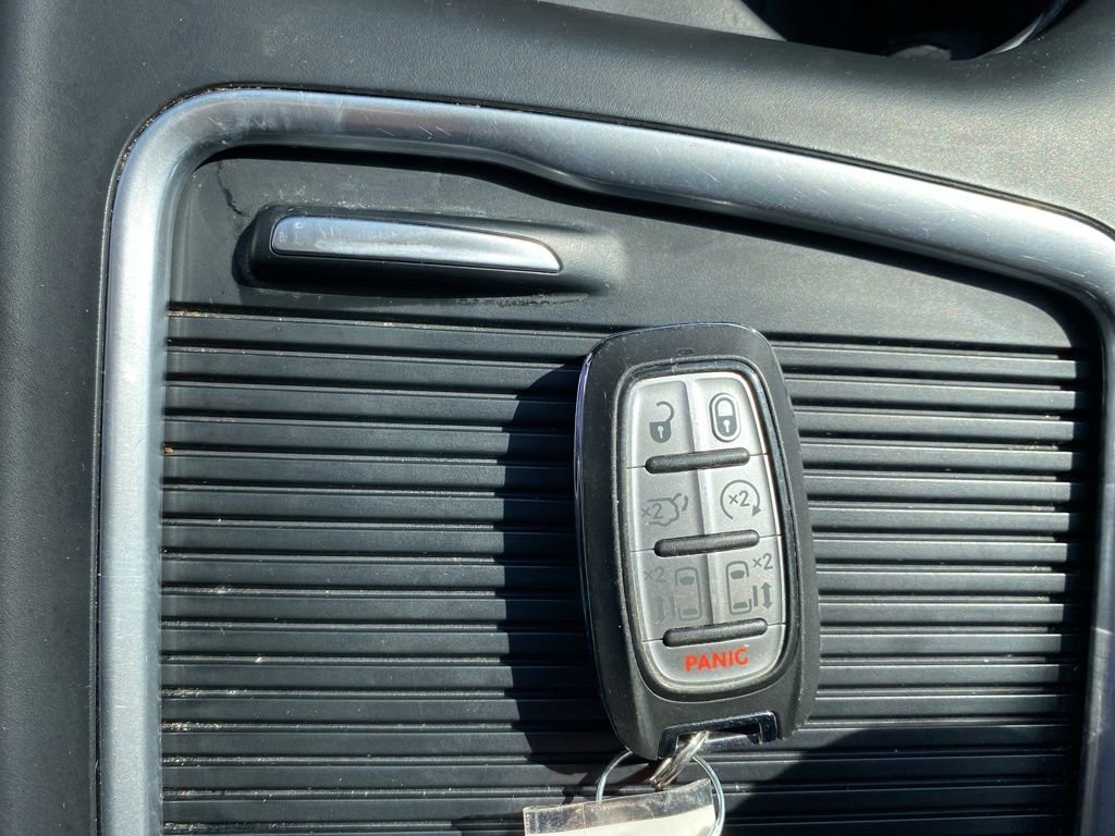 Used 2023 Chrysler Pacifica Touring-L image 31