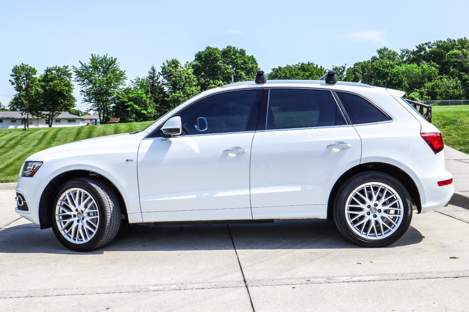 Used 2017 Audi Q5 2.0T Premium Plus w/ Technology Package AWD/4WD image 4