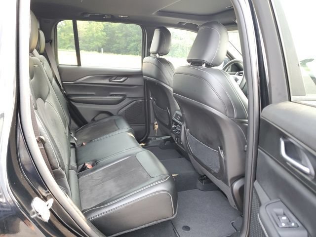 Used 2023 Jeep Grand Cherokee Altitude AWD/4WD image 23