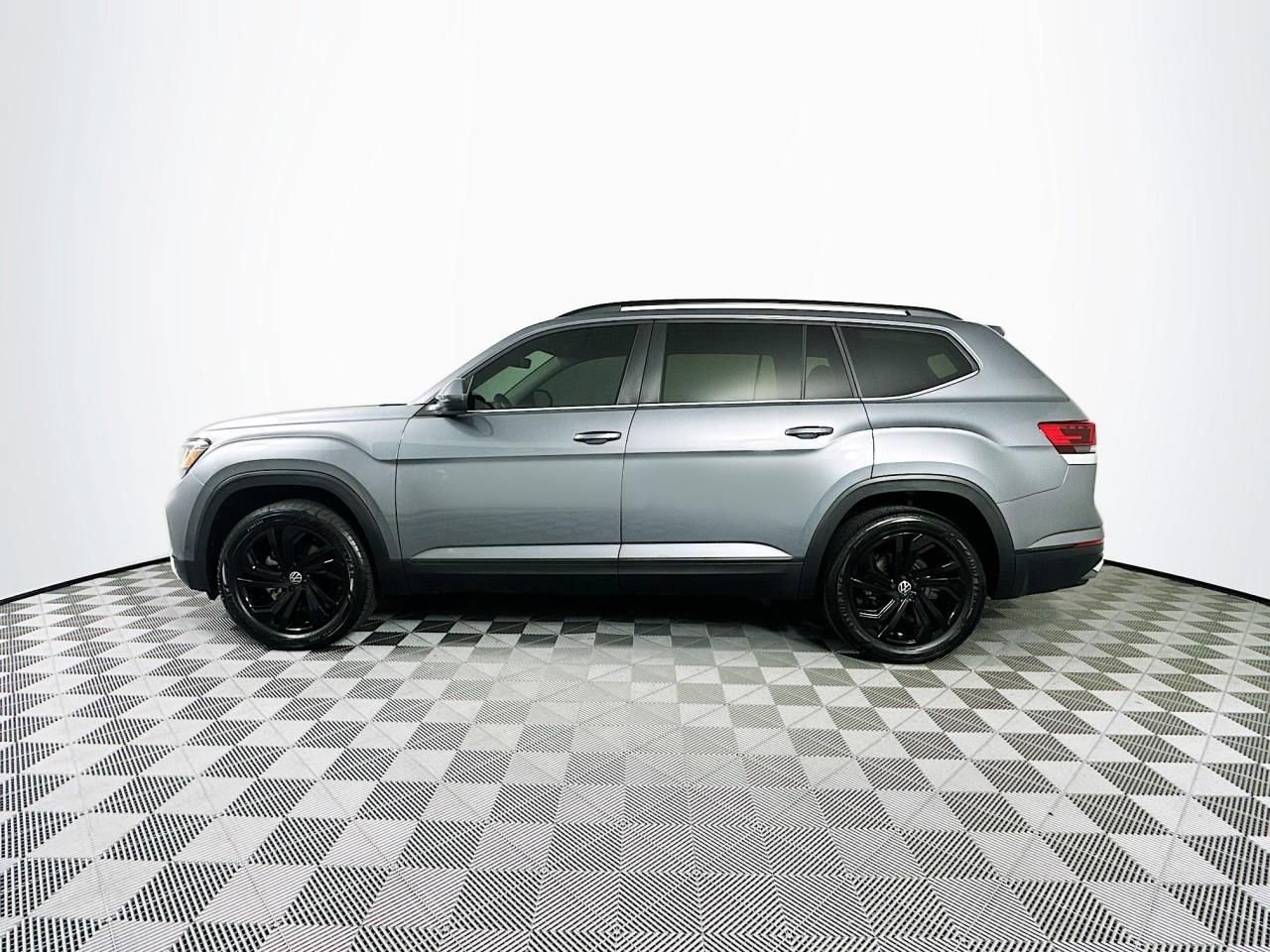 Used 2022 Volkswagen Atlas SE w/ Black Wheel Package image 13