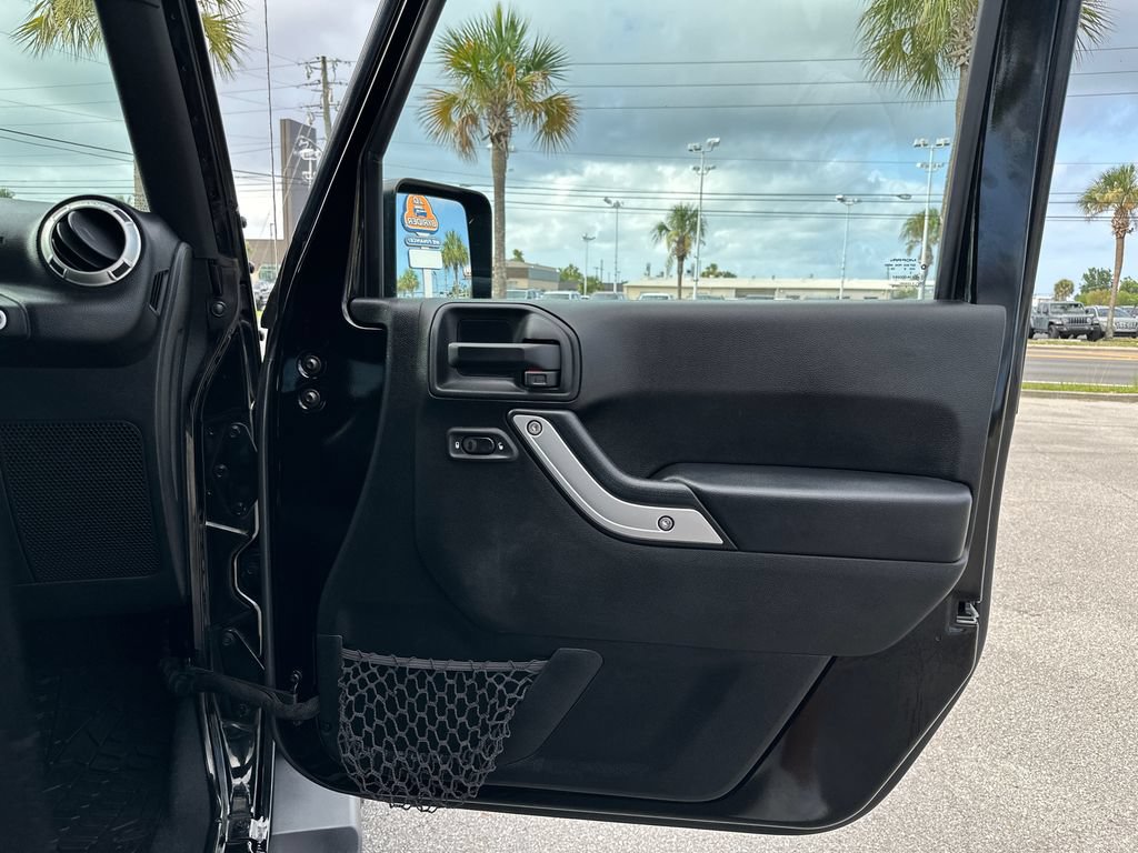 Used 2017 Jeep Wrangler Unlimited Sahara w/ Connectivity Group AWD/4WD image 18