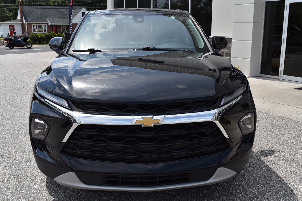 Used 2025 Chevrolet Blazer LT FWD image 3