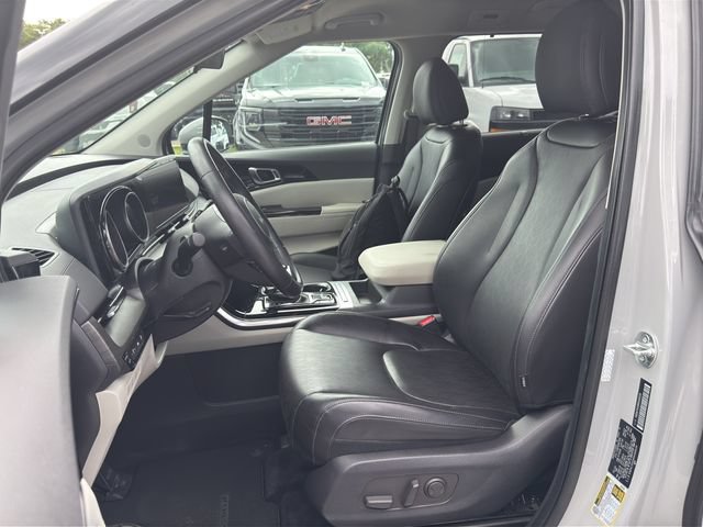 Used 2024 Kia Carnival EX FWD image 13