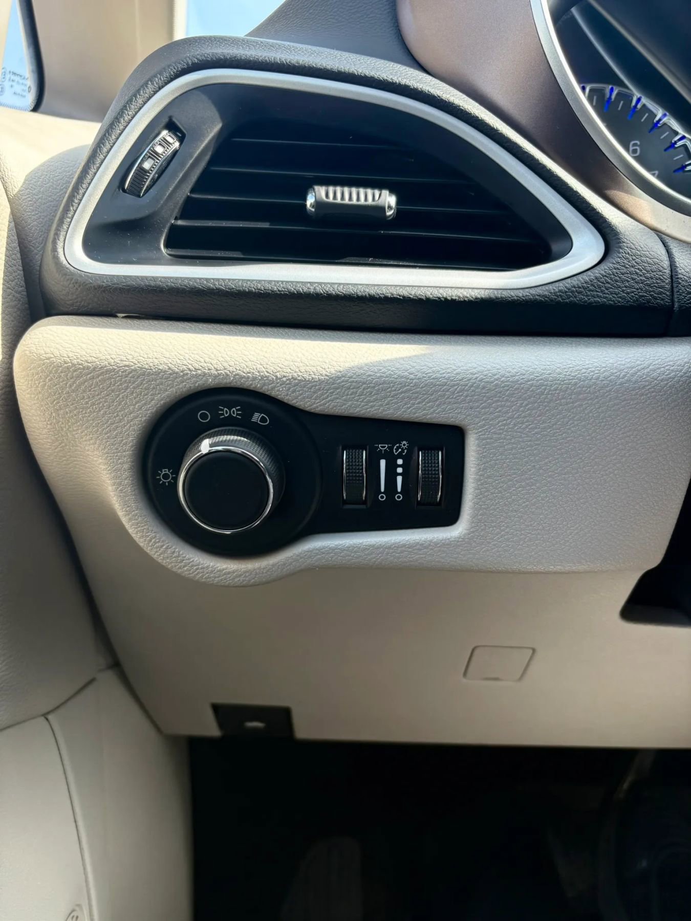 Used 2018 Chrysler Pacifica LX image 38