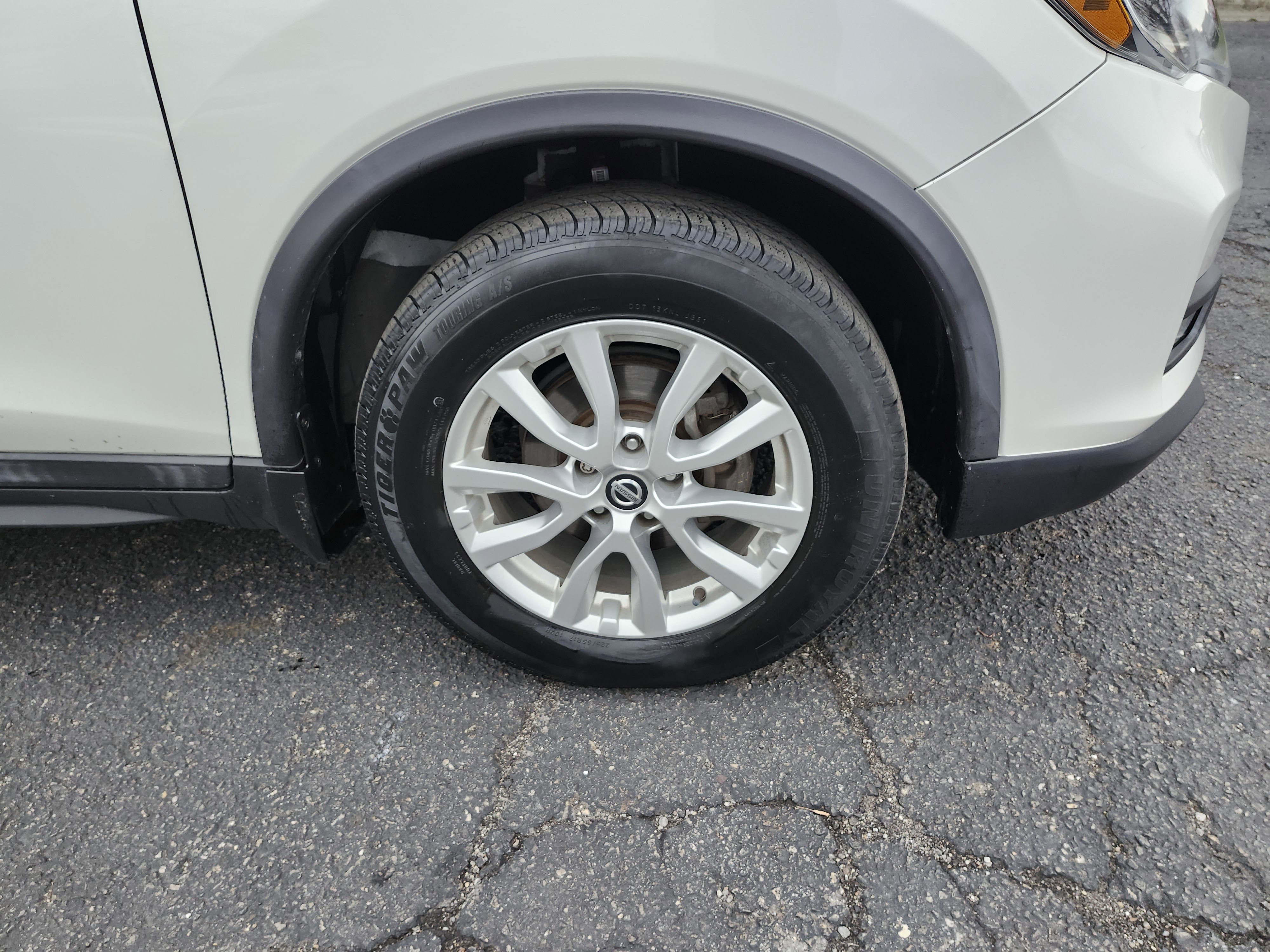 Used 2018 Nissan Rogue SV image 11