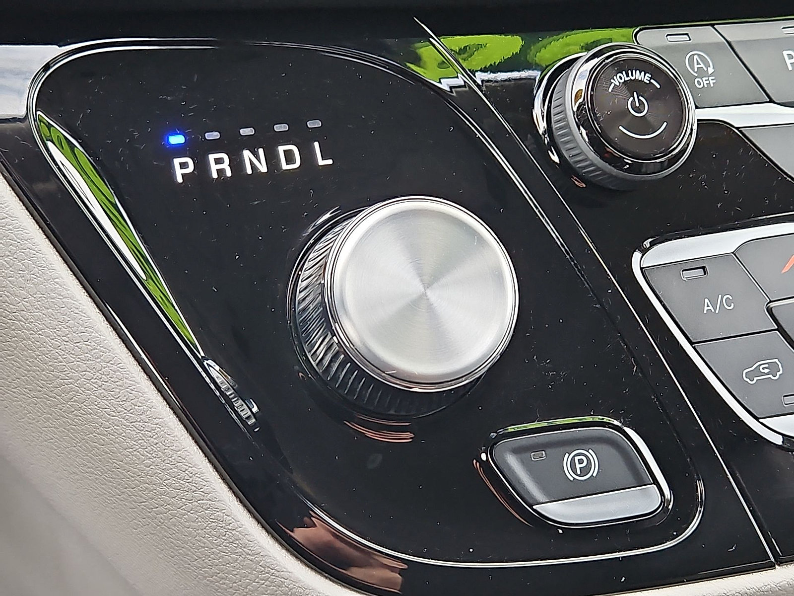 Used 2024 Chrysler Pacifica Touring-L FWD image 12