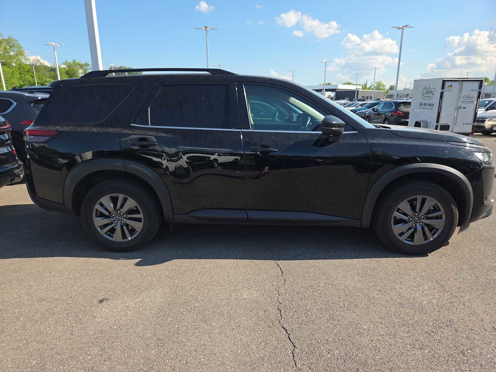 Used 2024 Nissan Pathfinder SV FWD image 3