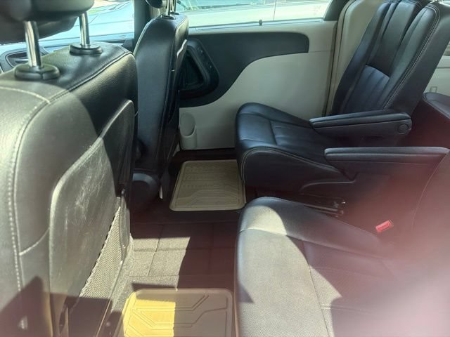 Used 2014 Chrysler Town & Country Touring-L w/ Driver Convenience Group FWD image 11