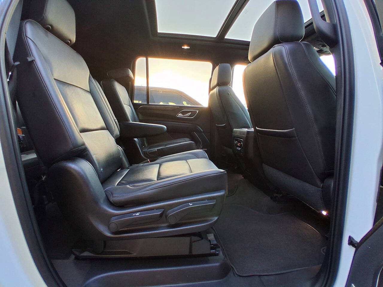 Used 2021 Chevrolet Suburban LT w/ LT Signature Package RWD image 18