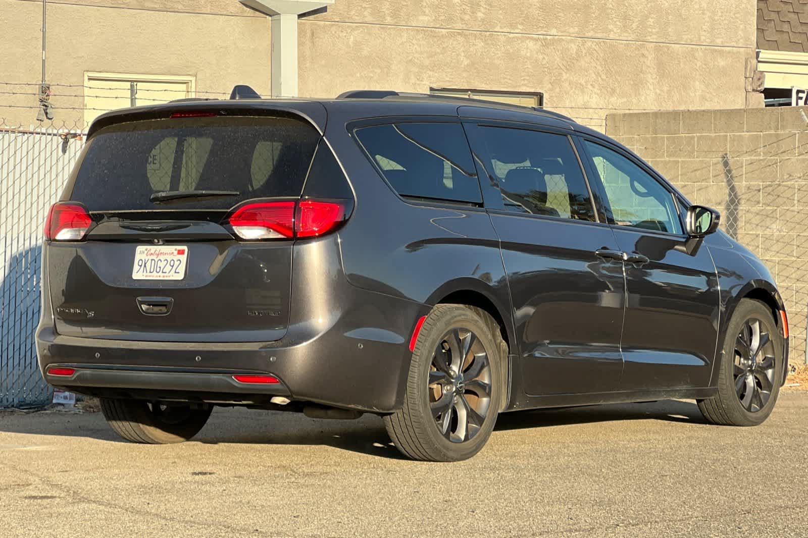 Used 2018 Chrysler Pacifica Limited w/ Advanced Safetytec Group FWD image 3