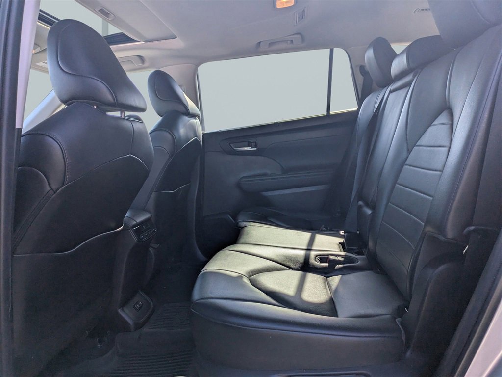 Used 2021 Toyota Highlander XLE image 14