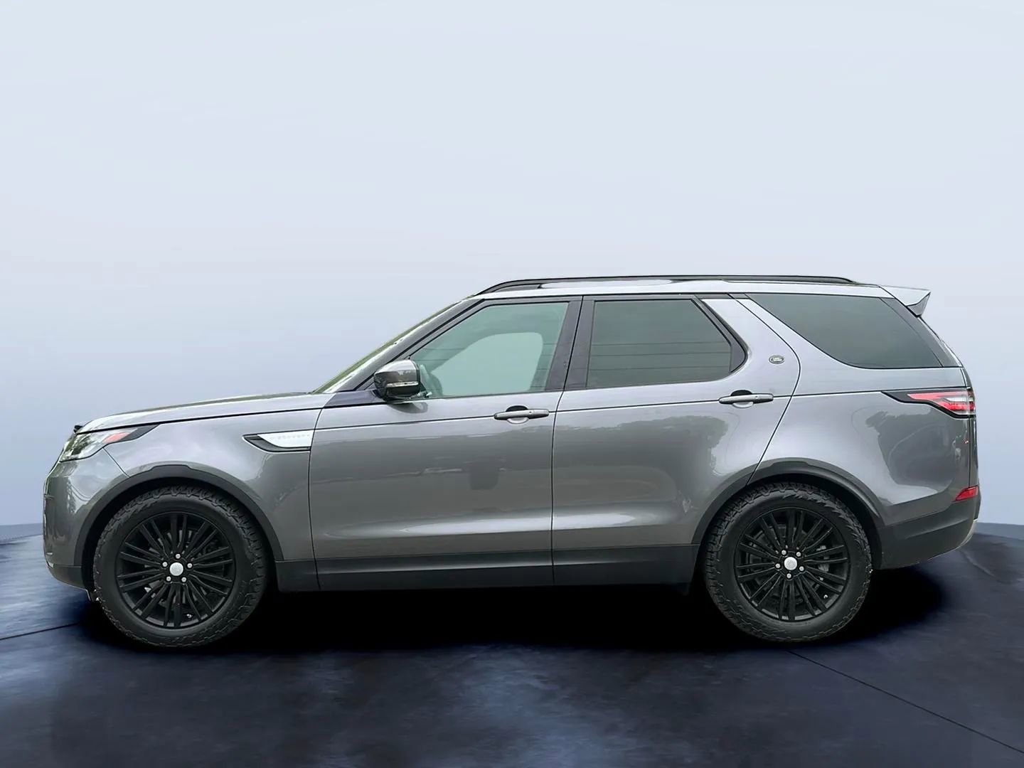 Used 2017 Land Rover Discovery HSE image 2