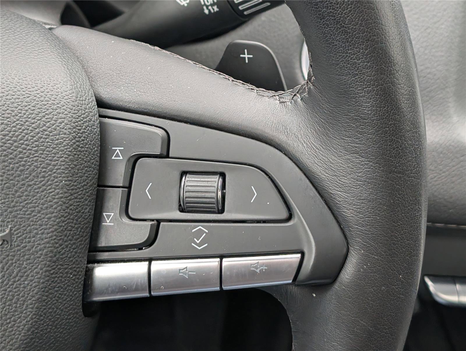 Used 2023 Cadillac XT4 Luxury w/ Cold Weather Package AWD/4WD image 26