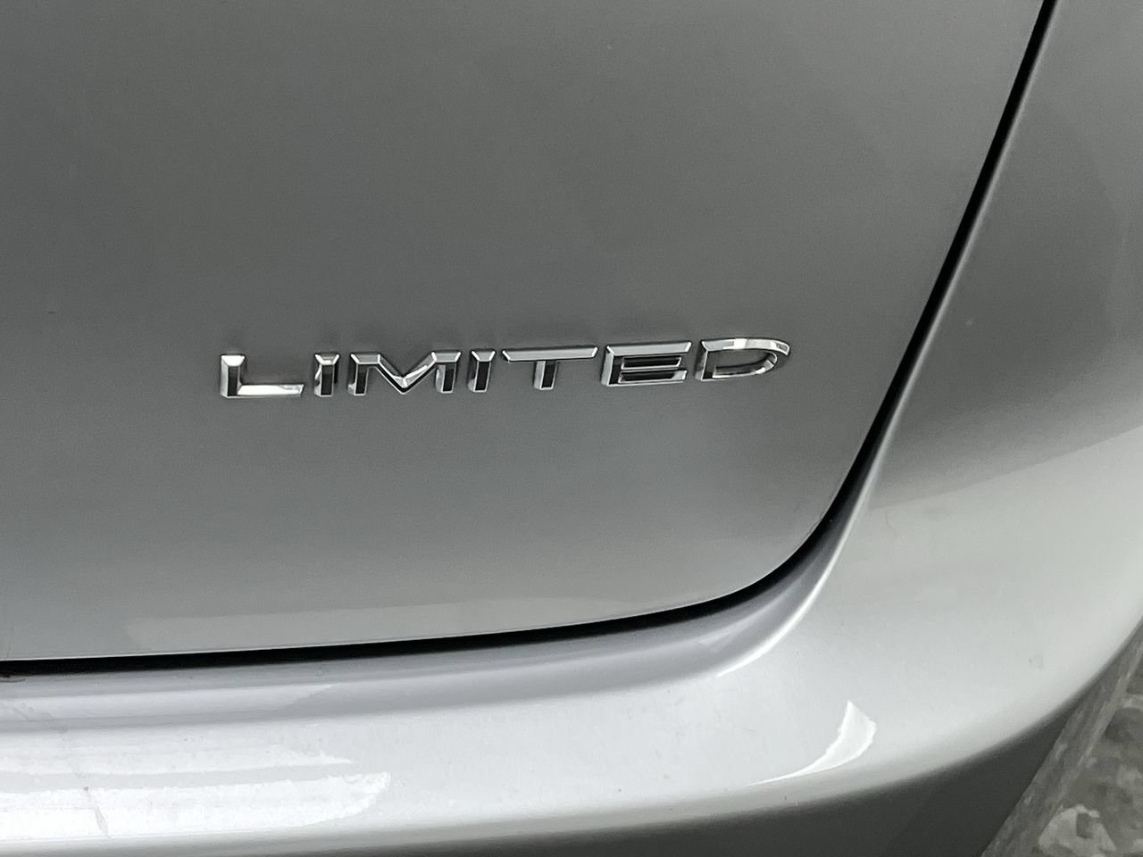 Used 2024 Chrysler Pacifica Limited FWD image 36