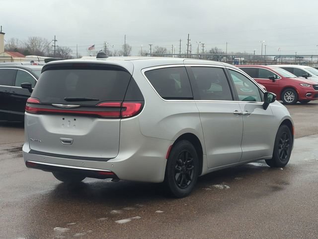 Used 2024 Chrysler Pacifica Touring-L FWD image 3